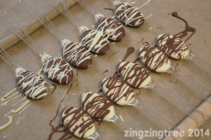 Milk-and-white-chocolate-spoons