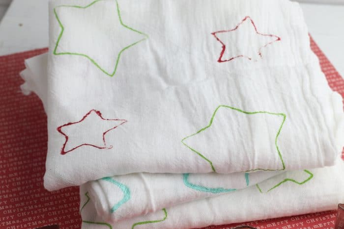 Super Cute Christmas Cookie Cutter Tea Towels... A fantastic homemade gift for teachers, grandparents and neighbours as well as a great Christmas craft to do with the kids.